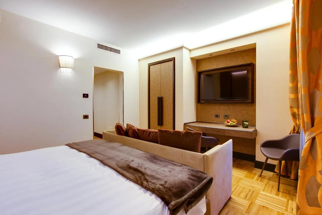 Solo Experience Hotel Florencie 4*,